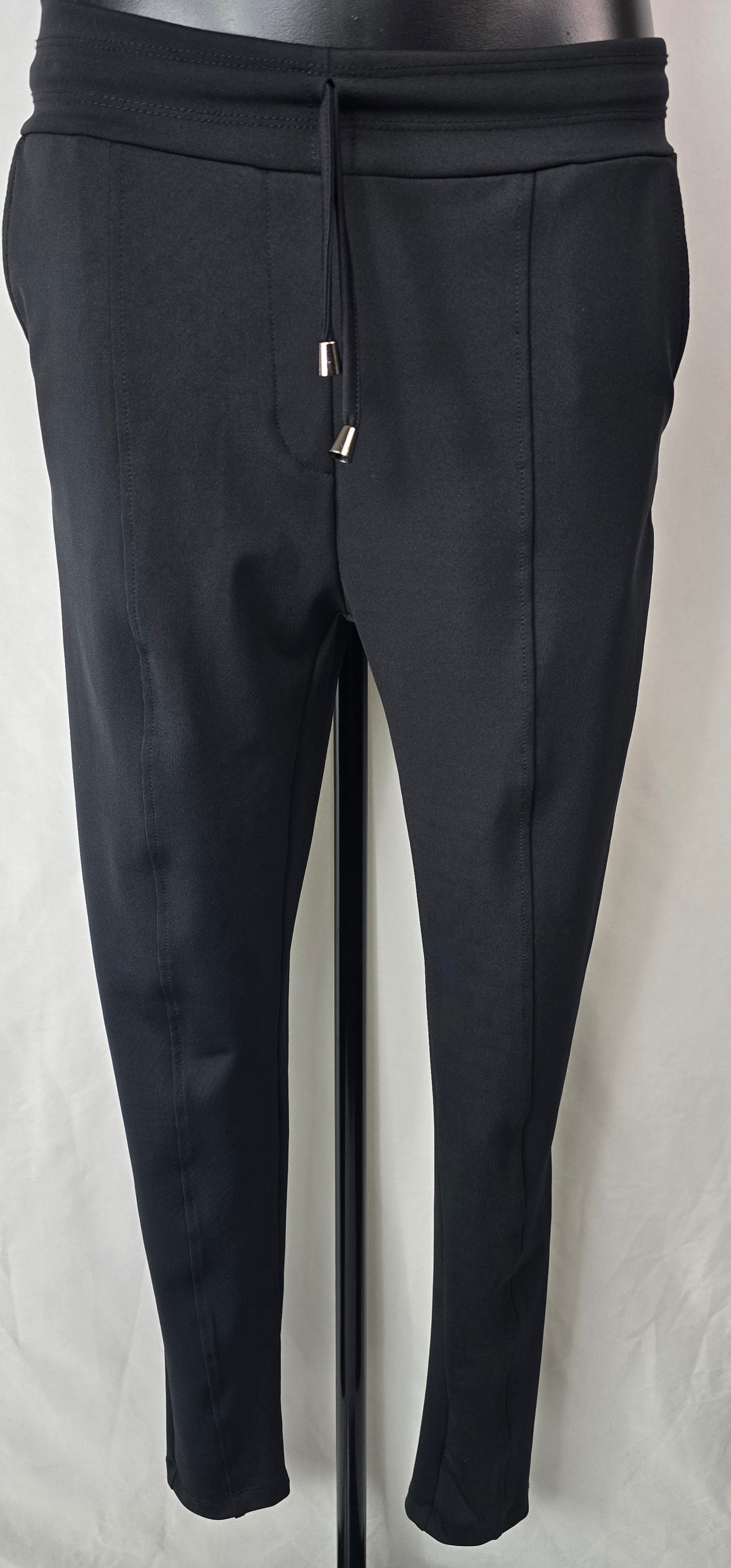 Broek  Tombiqe  ( Travel )