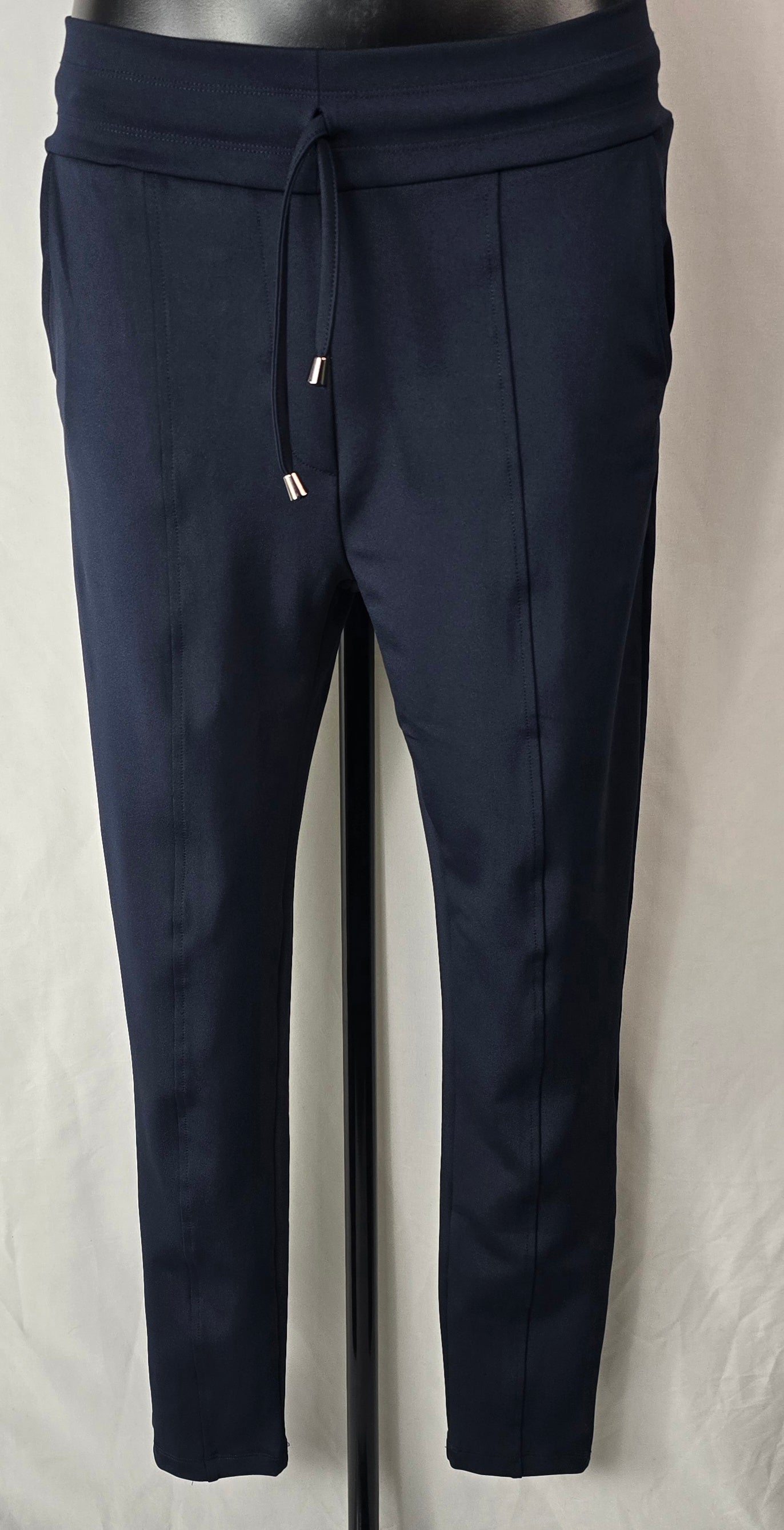 Broek  Tombiqe  ( Travel )