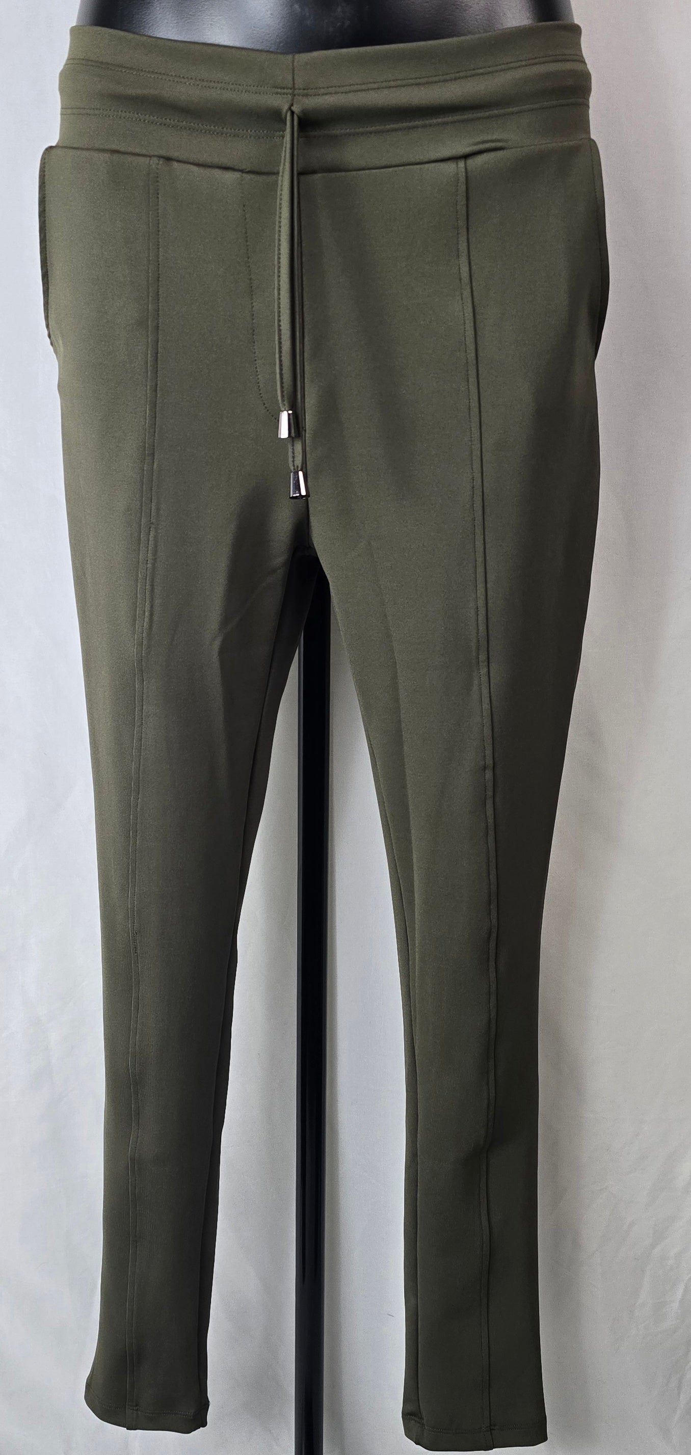 Broek  Tombiqe  ( Travel )